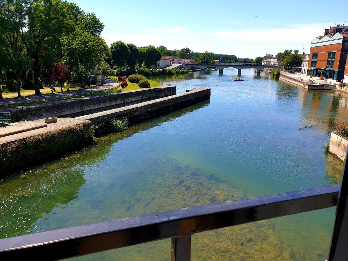 Quai 3 Loft Moderne Et Lumineux Les Pieds Dans L'Eau Apartment Jarnac Exterior photo
