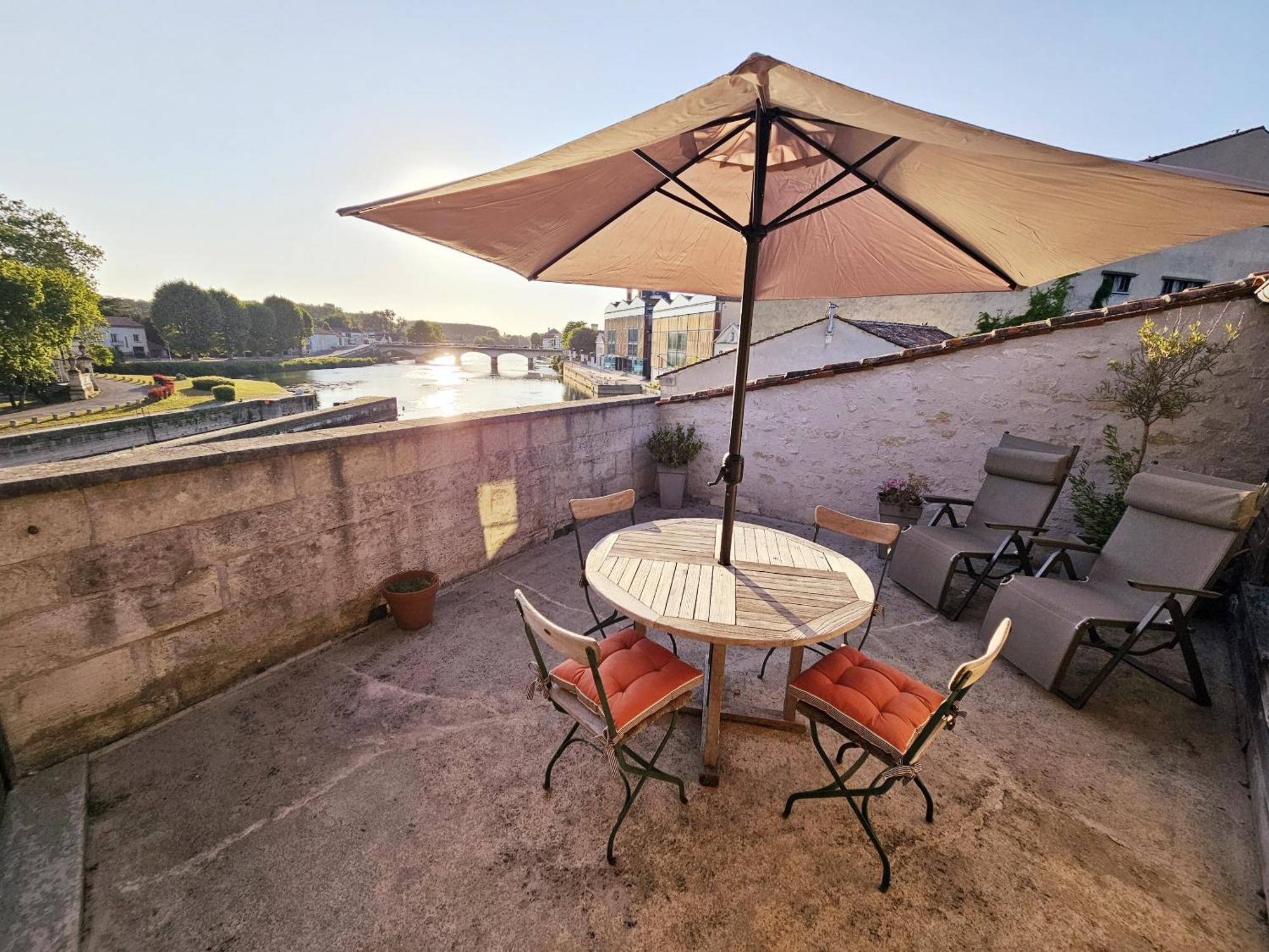 Quai 3 Loft Moderne Et Lumineux Les Pieds Dans L'Eau Apartment Jarnac Exterior photo