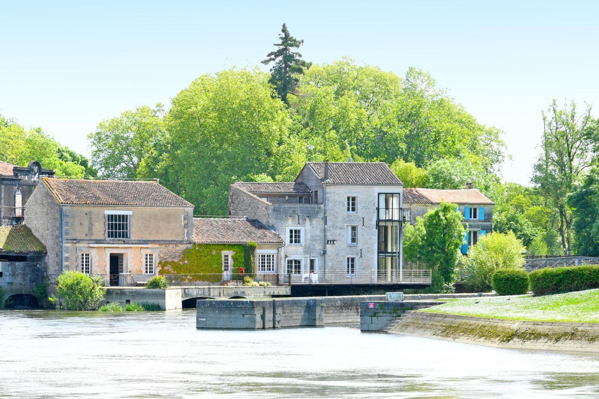 Quai 3 Loft Moderne Et Lumineux Les Pieds Dans L'Eau Apartment Jarnac Exterior photo