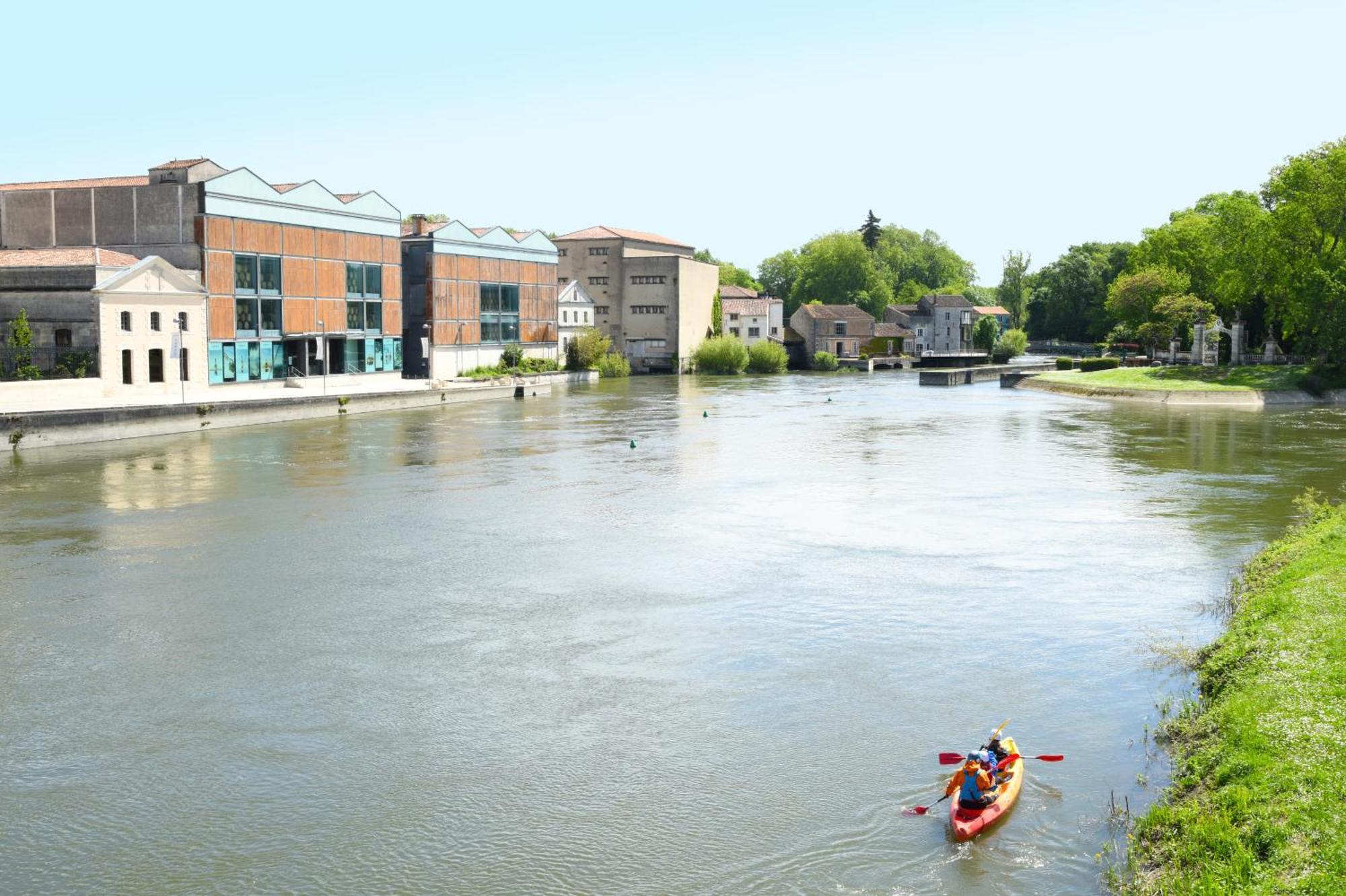 Quai 3 Loft Moderne Et Lumineux Les Pieds Dans L'Eau Apartment Jarnac Exterior photo